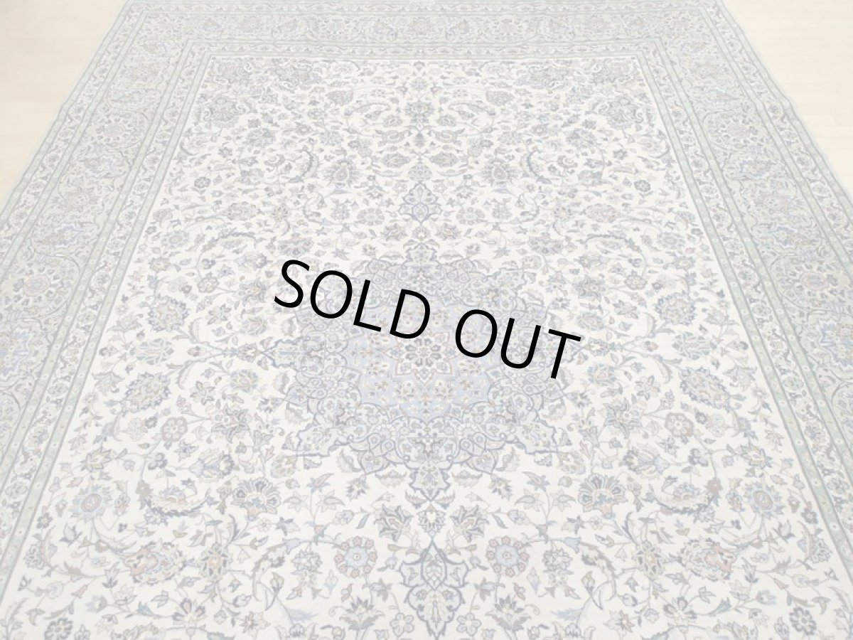 画像7: 美品 ペルシャ 絨毯 カシャーン 4m超 リビング ダイニング 大判 サイズ 425 x 295 cm 94 手織り トライバル ラグ 天然 ウール 敷物 マット カーペット 緑 白 クリーム 茶 メダリオン 草木 花 柄 ヴィンテージ ビンテージ 有名工房名入り (7)