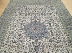 画像7: 美品 ペルシャ 絨毯 カシャーン 4m超 リビング ダイニング 大判 サイズ 425 x 295 cm 94 手織り トライバル ラグ 天然 ウール 敷物 マット カーペット 緑 白 クリーム 茶 メダリオン 草木 花 柄 ヴィンテージ ビンテージ 有名工房名入り (7)