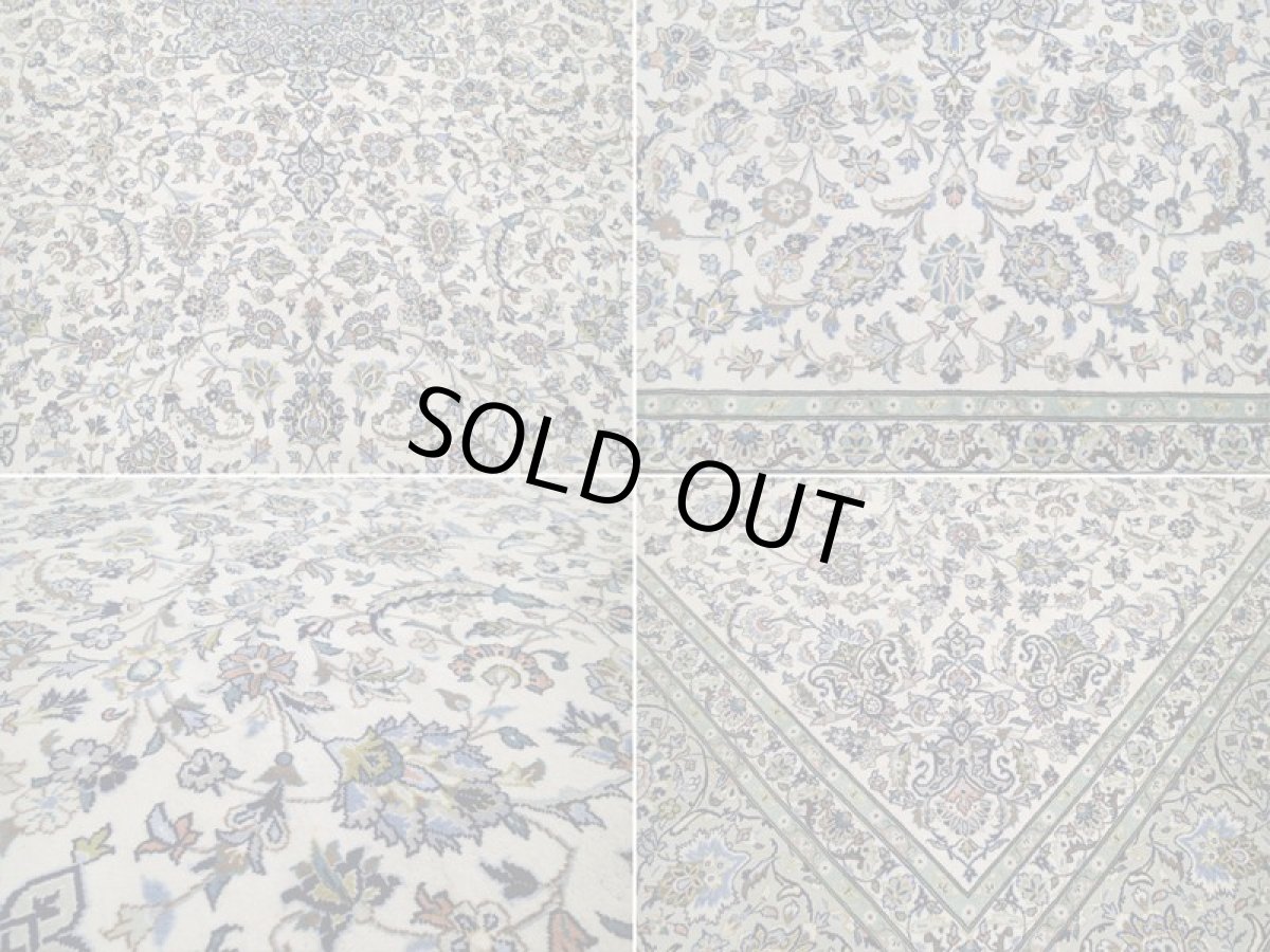 画像17: 美品 ペルシャ 絨毯 カシャーン 4m超 リビング ダイニング 大判 サイズ 425 x 295 cm 94 手織り トライバル ラグ 天然 ウール 敷物 マット カーペット 緑 白 クリーム 茶 メダリオン 草木 花 柄 ヴィンテージ ビンテージ 有名工房名入り (17)