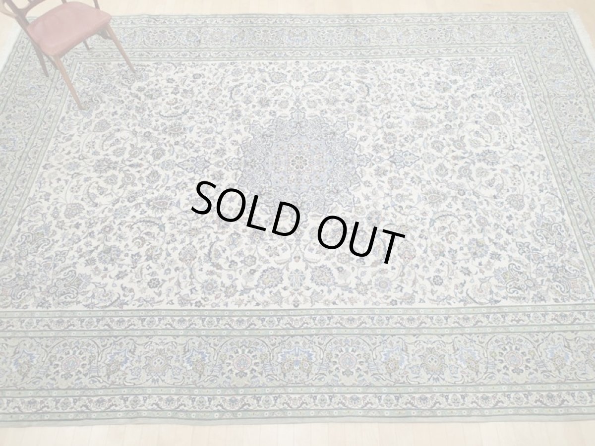 画像4: 美品 ペルシャ 絨毯 カシャーン 4m超 リビング ダイニング 大判 サイズ 425 x 295 cm 94 手織り トライバル ラグ 天然 ウール 敷物 マット カーペット 緑 白 クリーム 茶 メダリオン 草木 花 柄 ヴィンテージ ビンテージ 有名工房名入り (4)