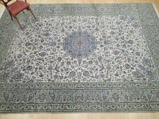 画像4: 美品 ペルシャ 絨毯 カシャーン 4m超 リビング ダイニング 大判 サイズ 425 x 295 cm 94 手織り トライバル ラグ 天然 ウール 敷物 マット カーペット 緑 白 クリーム 茶 メダリオン 草木 花 柄 ヴィンテージ ビンテージ 有名工房名入り (4)