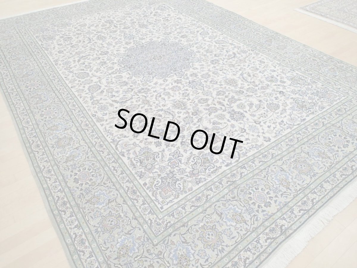 画像6: 美品 ペルシャ 絨毯 カシャーン 4m超 リビング ダイニング 大判 サイズ 425 x 295 cm 94 手織り トライバル ラグ 天然 ウール 敷物 マット カーペット 緑 白 クリーム 茶 メダリオン 草木 花 柄 ヴィンテージ ビンテージ 有名工房名入り (6)