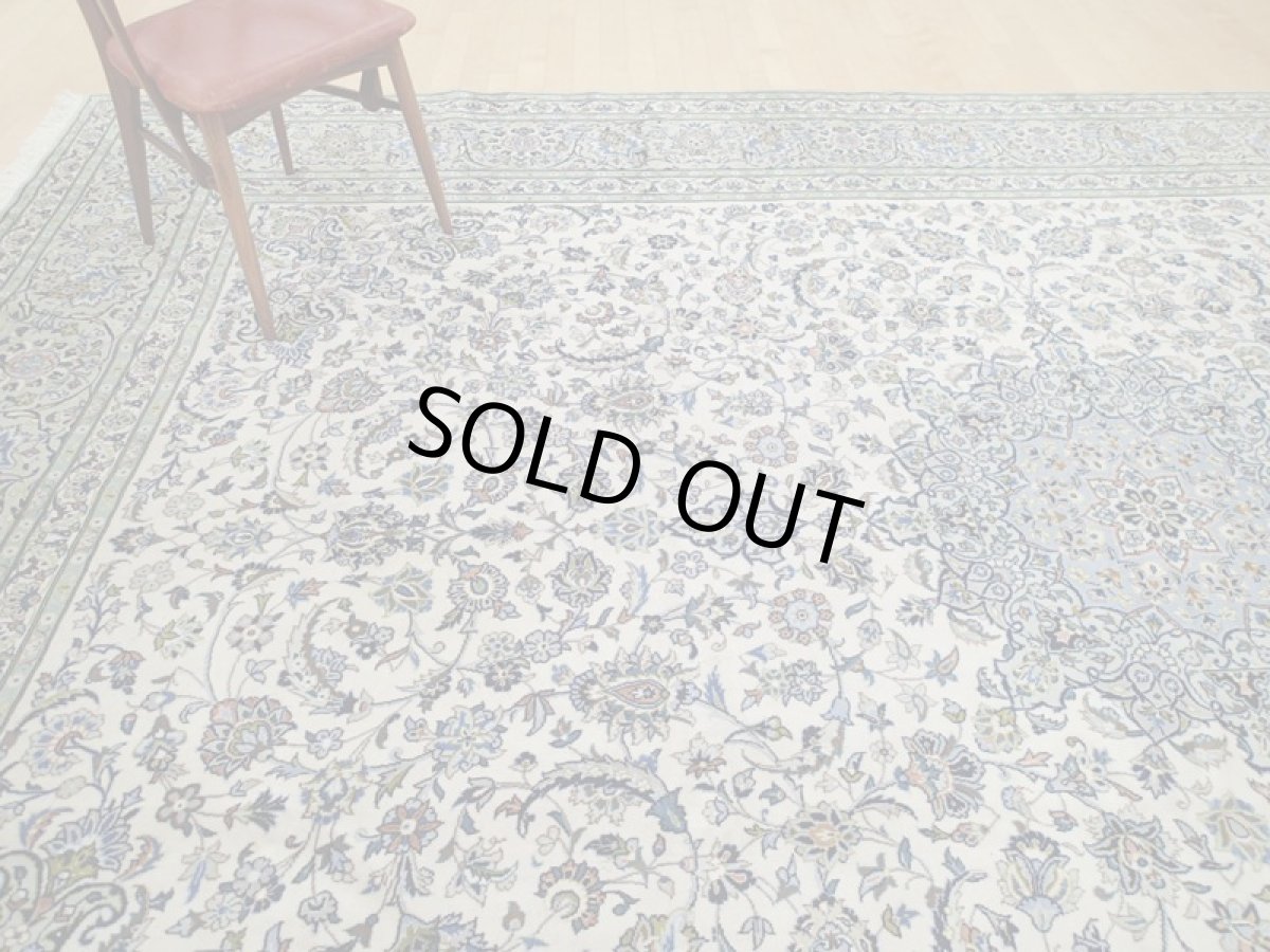 画像2: 美品 ペルシャ 絨毯 カシャーン 4m超 リビング ダイニング 大判 サイズ 425 x 295 cm 94 手織り トライバル ラグ 天然 ウール 敷物 マット カーペット 緑 白 クリーム 茶 メダリオン 草木 花 柄 ヴィンテージ ビンテージ 有名工房名入り (2)