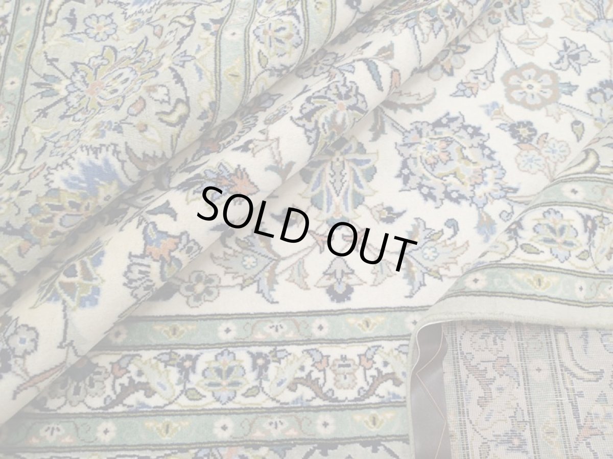 画像14: 美品 ペルシャ 絨毯 カシャーン 4m超 リビング ダイニング 大判 サイズ 425 x 295 cm 94 手織り トライバル ラグ 天然 ウール 敷物 マット カーペット 緑 白 クリーム 茶 メダリオン 草木 花 柄 ヴィンテージ ビンテージ 有名工房名入り (14)