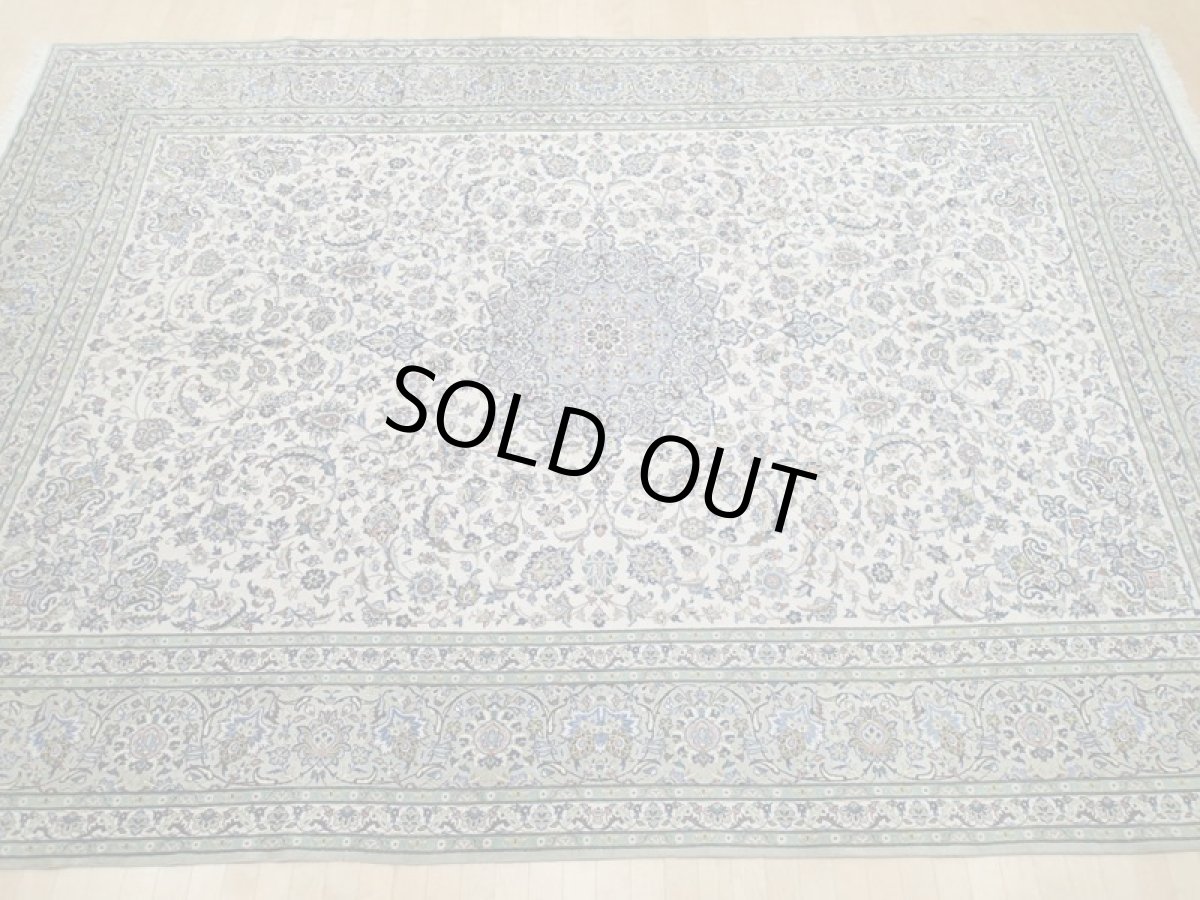 画像3: 美品 ペルシャ 絨毯 カシャーン 4m超 リビング ダイニング 大判 サイズ 425 x 295 cm 94 手織り トライバル ラグ 天然 ウール 敷物 マット カーペット 緑 白 クリーム 茶 メダリオン 草木 花 柄 ヴィンテージ ビンテージ 有名工房名入り (3)