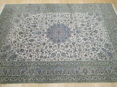 画像3: 美品 ペルシャ 絨毯 カシャーン 4m超 リビング ダイニング 大判 サイズ 425 x 295 cm 94 手織り トライバル ラグ 天然 ウール 敷物 マット カーペット 緑 白 クリーム 茶 メダリオン 草木 花 柄 ヴィンテージ ビンテージ 有名工房名入り (3)