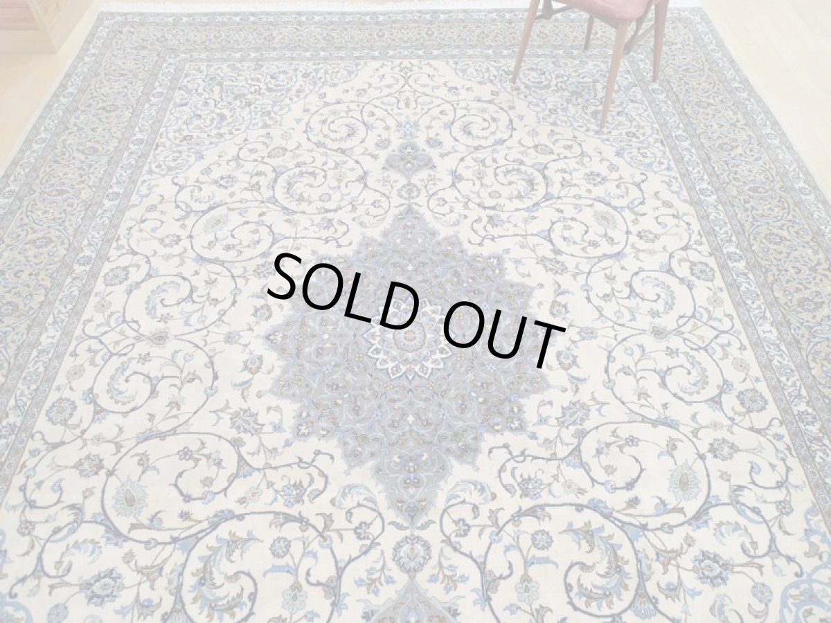 画像8: 美品 ペルシャ 絨毯 カシャーン 4m リビング ダイニング 大判 サイズ 400 x 350 cm 90 コルク ウール 手織り トライバル ラグ 天然 敷物 マット カーペット クリーム 茶 青 メダリオン 草木 花 柄 ヴィンテージ ビンテージ 10畳程度のお部屋にお勧め (8)