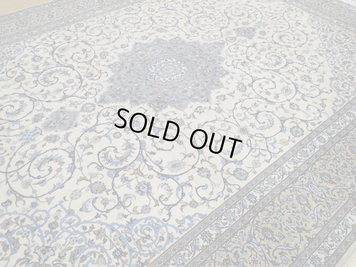 画像9: 美品 ペルシャ 絨毯 カシャーン 4m リビング ダイニング 大判 サイズ 400 x 350 cm 90 コルク ウール 手織り トライバル ラグ 天然 敷物 マット カーペット クリーム 茶 青 メダリオン 草木 花 柄 ヴィンテージ ビンテージ 10畳程度のお部屋にお勧め (9)