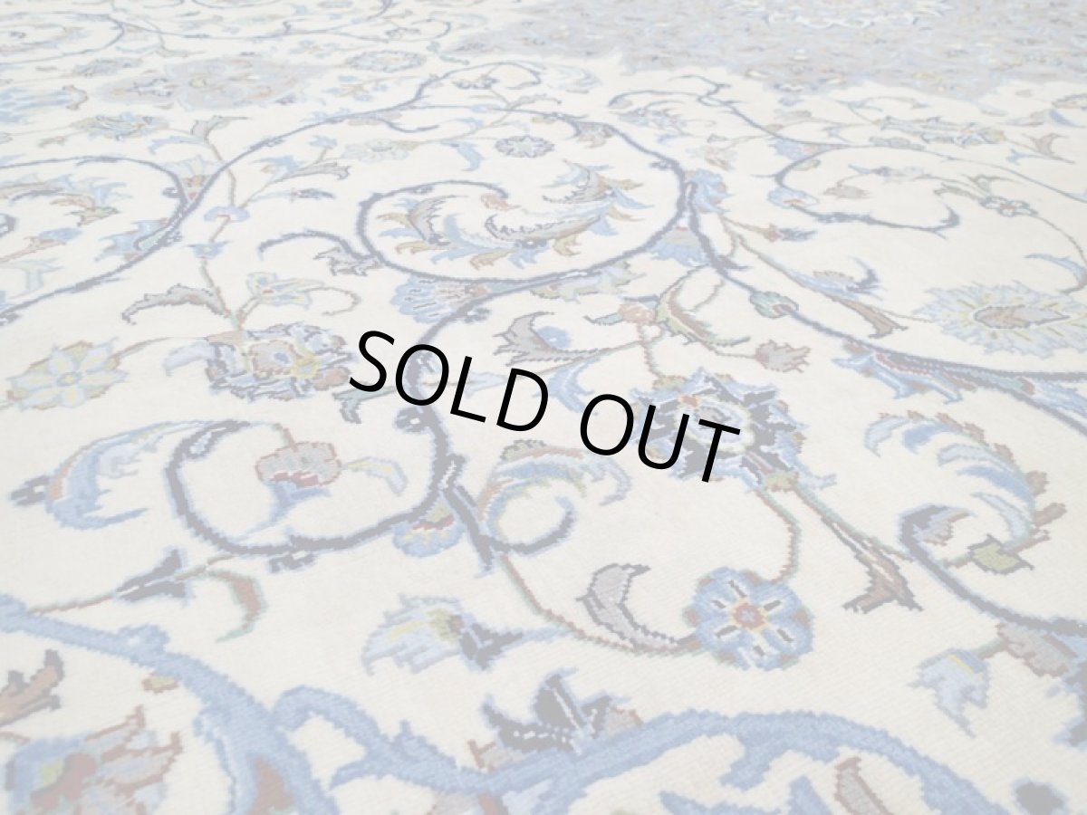 画像13: 美品 ペルシャ 絨毯 カシャーン 4m リビング ダイニング 大判 サイズ 400 x 350 cm 90 コルク ウール 手織り トライバル ラグ 天然 敷物 マット カーペット クリーム 茶 青 メダリオン 草木 花 柄 ヴィンテージ ビンテージ 10畳程度のお部屋にお勧め (13)