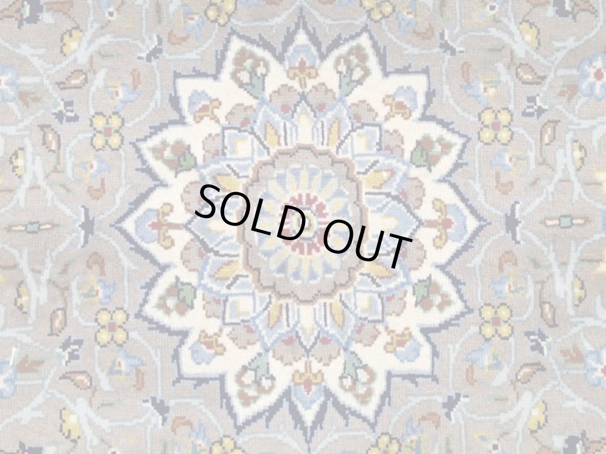 画像11: 美品 ペルシャ 絨毯 カシャーン 4m リビング ダイニング 大判 サイズ 400 x 350 cm 90 コルク ウール 手織り トライバル ラグ 天然 敷物 マット カーペット クリーム 茶 青 メダリオン 草木 花 柄 ヴィンテージ ビンテージ 10畳程度のお部屋にお勧め (11)