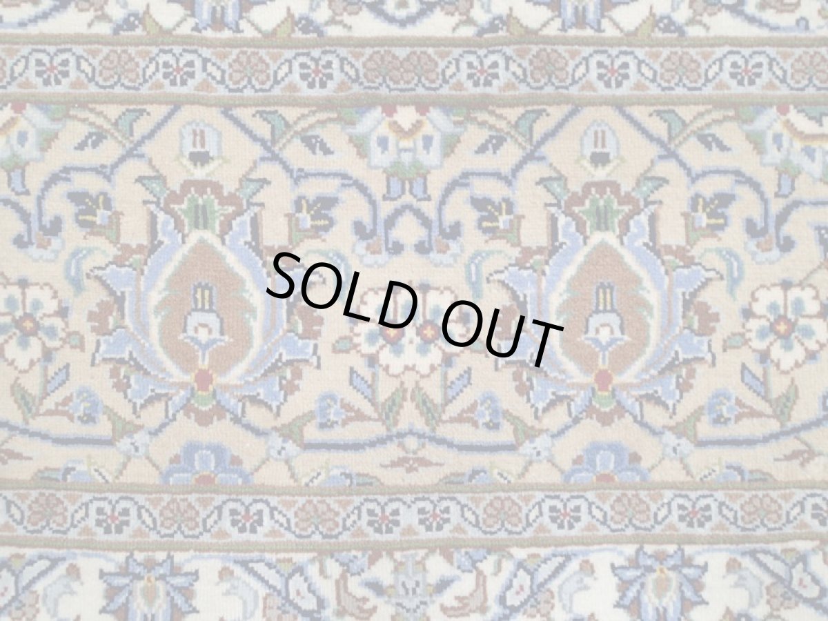 画像12: 美品 ペルシャ 絨毯 カシャーン 4m リビング ダイニング 大判 サイズ 400 x 350 cm 90 コルク ウール 手織り トライバル ラグ 天然 敷物 マット カーペット クリーム 茶 青 メダリオン 草木 花 柄 ヴィンテージ ビンテージ 10畳程度のお部屋にお勧め (12)