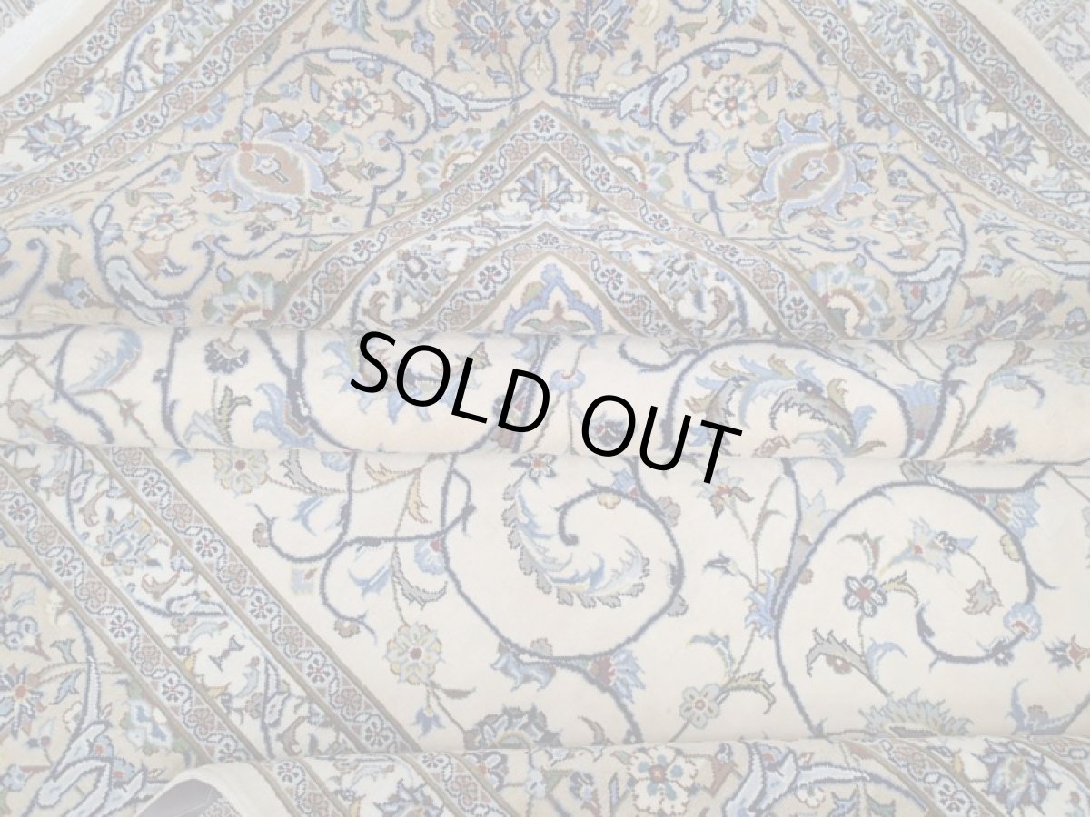 画像14: 美品 ペルシャ 絨毯 カシャーン 4m リビング ダイニング 大判 サイズ 400 x 350 cm 90 コルク ウール 手織り トライバル ラグ 天然 敷物 マット カーペット クリーム 茶 青 メダリオン 草木 花 柄 ヴィンテージ ビンテージ 10畳程度のお部屋にお勧め (14)