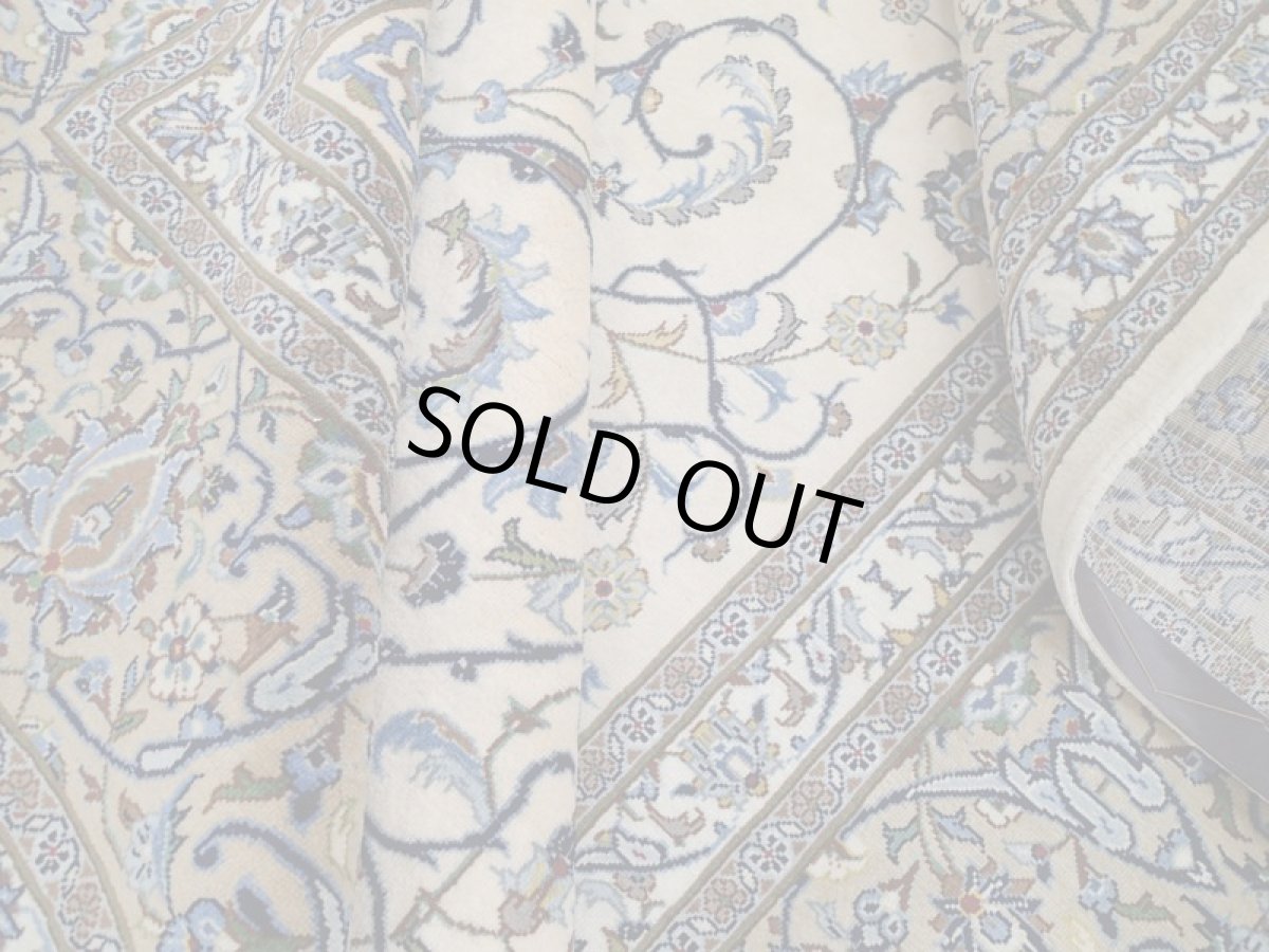 画像15: 美品 ペルシャ 絨毯 カシャーン 4m リビング ダイニング 大判 サイズ 400 x 350 cm 90 コルク ウール 手織り トライバル ラグ 天然 敷物 マット カーペット クリーム 茶 青 メダリオン 草木 花 柄 ヴィンテージ ビンテージ 10畳程度のお部屋にお勧め (15)