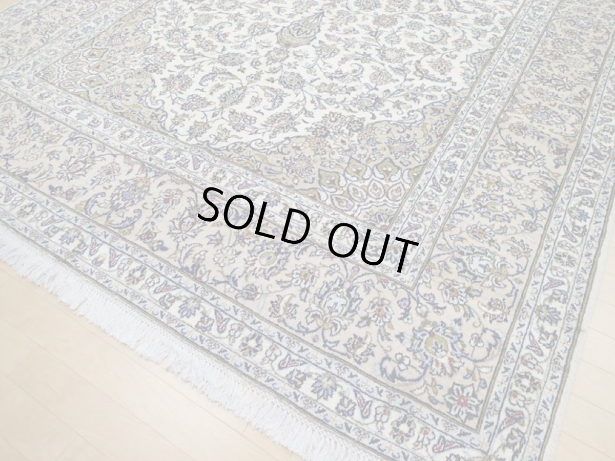 画像11: 美品 ペルシャ 絨毯 カシャーン 3m リビング ダイニング 大判 6畳 サイズ 310 x 210 cm 78 手織り トライバル ラグ 天然 ウール 敷物 マット カーペット 緑 クリーム メダリオン 草木 花 柄 ヴィンテージ ビンテージ 2〜3人掛けソファの足元に (11)