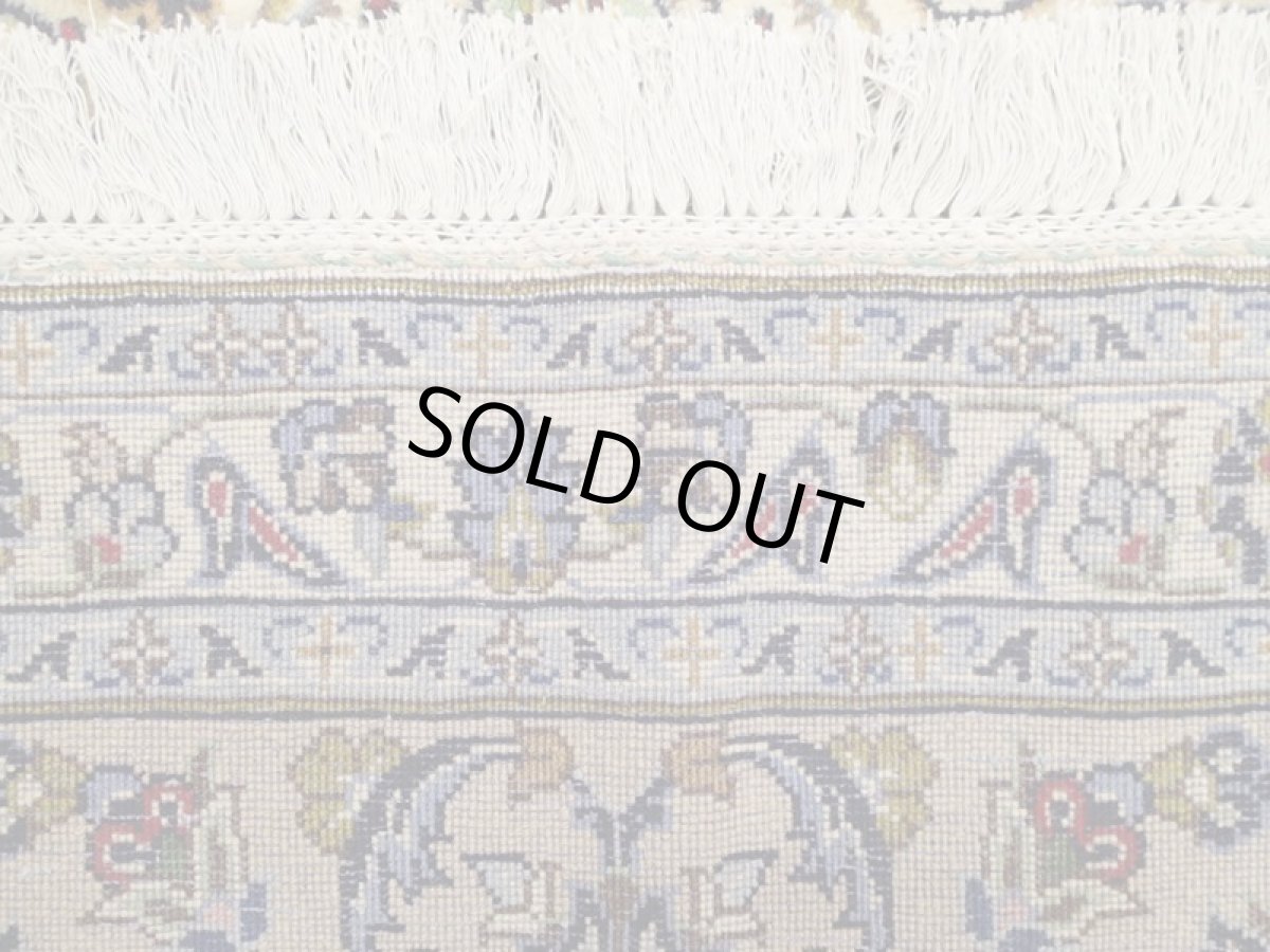 画像16: 美品 ペルシャ 絨毯 カシャーン 3m リビング ダイニング 大判 6畳 サイズ 310 x 210 cm 78 手織り トライバル ラグ 天然 ウール 敷物 マット カーペット 緑 クリーム メダリオン 草木 花 柄 ヴィンテージ ビンテージ 2〜3人掛けソファの足元に (16)