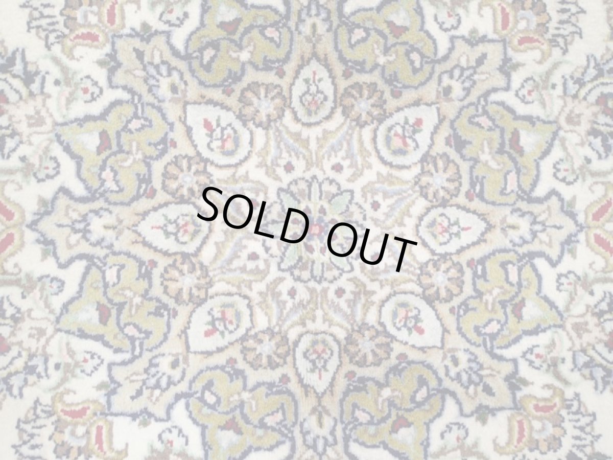 画像12: 美品 ペルシャ 絨毯 カシャーン 3m リビング ダイニング 大判 6畳 サイズ 310 x 210 cm 78 手織り トライバル ラグ 天然 ウール 敷物 マット カーペット 緑 クリーム メダリオン 草木 花 柄 ヴィンテージ ビンテージ 2〜3人掛けソファの足元に (12)