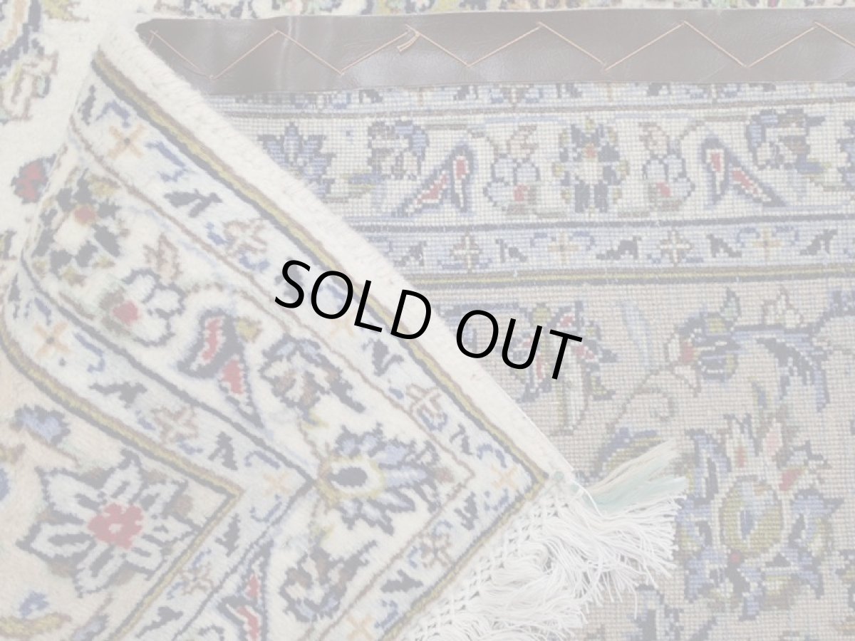 画像14: 美品 ペルシャ 絨毯 カシャーン 3m リビング ダイニング 大判 6畳 サイズ 310 x 210 cm 78 手織り トライバル ラグ 天然 ウール 敷物 マット カーペット 緑 クリーム メダリオン 草木 花 柄 ヴィンテージ ビンテージ 2〜3人掛けソファの足元に (14)