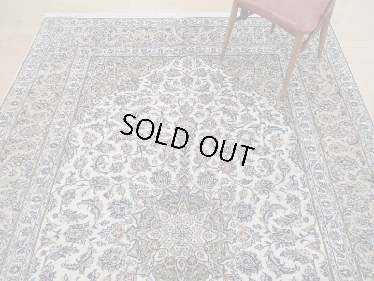 画像9: 美品 ペルシャ 絨毯 カシャーン 3m リビング ダイニング 大判 6畳 サイズ 310 x 210 cm 78 手織り トライバル ラグ 天然 ウール 敷物 マット カーペット 緑 クリーム メダリオン 草木 花 柄 ヴィンテージ ビンテージ 2〜3人掛けソファの足元に (9)