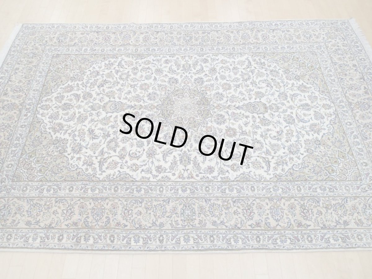 画像3: 美品 ペルシャ 絨毯 カシャーン 3m リビング ダイニング 大判 6畳 サイズ 310 x 210 cm 78 手織り トライバル ラグ 天然 ウール 敷物 マット カーペット 緑 クリーム メダリオン 草木 花 柄 ヴィンテージ ビンテージ 2〜3人掛けソファの足元に (3)