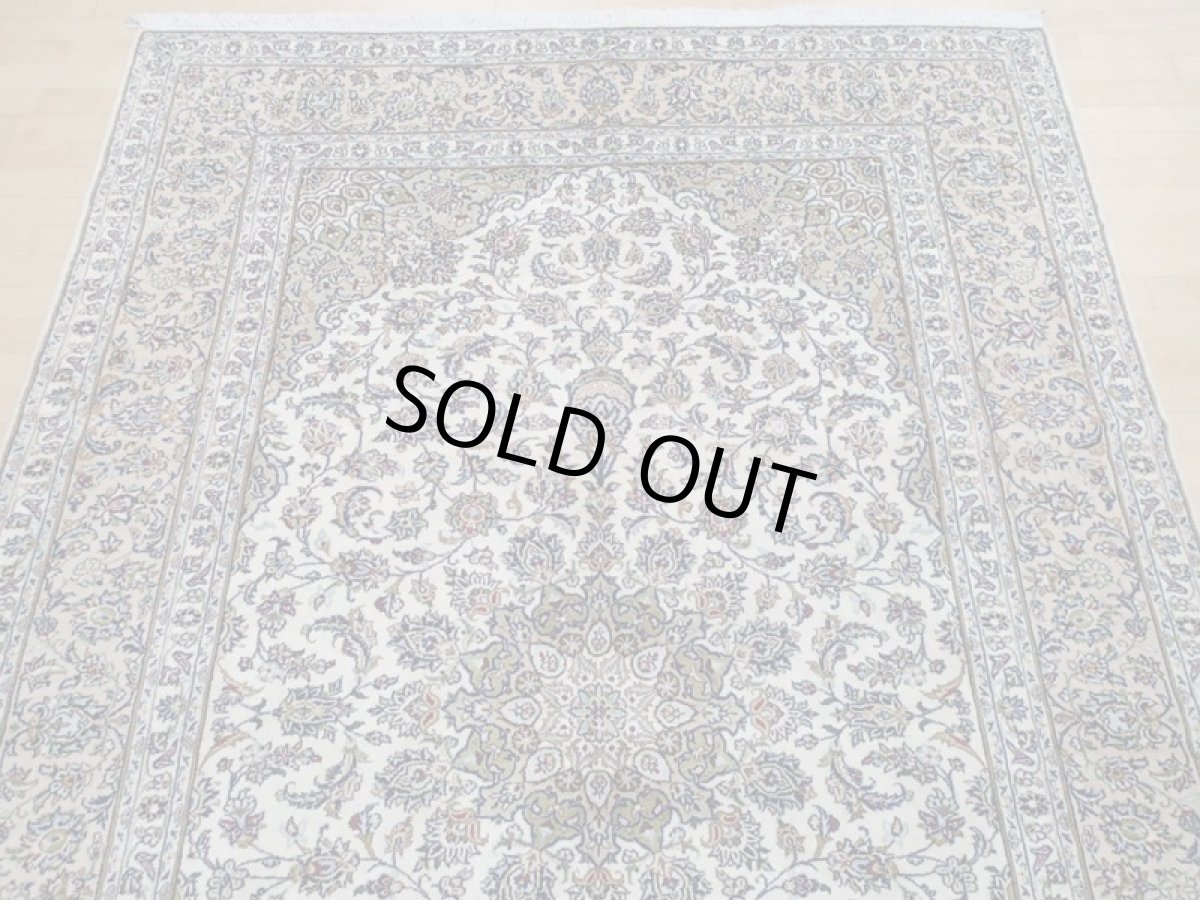 画像8: 美品 ペルシャ 絨毯 カシャーン 3m リビング ダイニング 大判 6畳 サイズ 310 x 210 cm 78 手織り トライバル ラグ 天然 ウール 敷物 マット カーペット 緑 クリーム メダリオン 草木 花 柄 ヴィンテージ ビンテージ 2〜3人掛けソファの足元に (8)