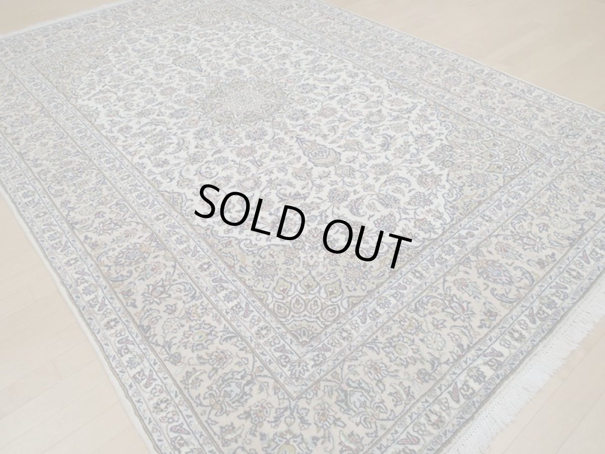 画像7: 美品 ペルシャ 絨毯 カシャーン 3m リビング ダイニング 大判 6畳 サイズ 310 x 210 cm 78 手織り トライバル ラグ 天然 ウール 敷物 マット カーペット 緑 クリーム メダリオン 草木 花 柄 ヴィンテージ ビンテージ 2〜3人掛けソファの足元に (7)