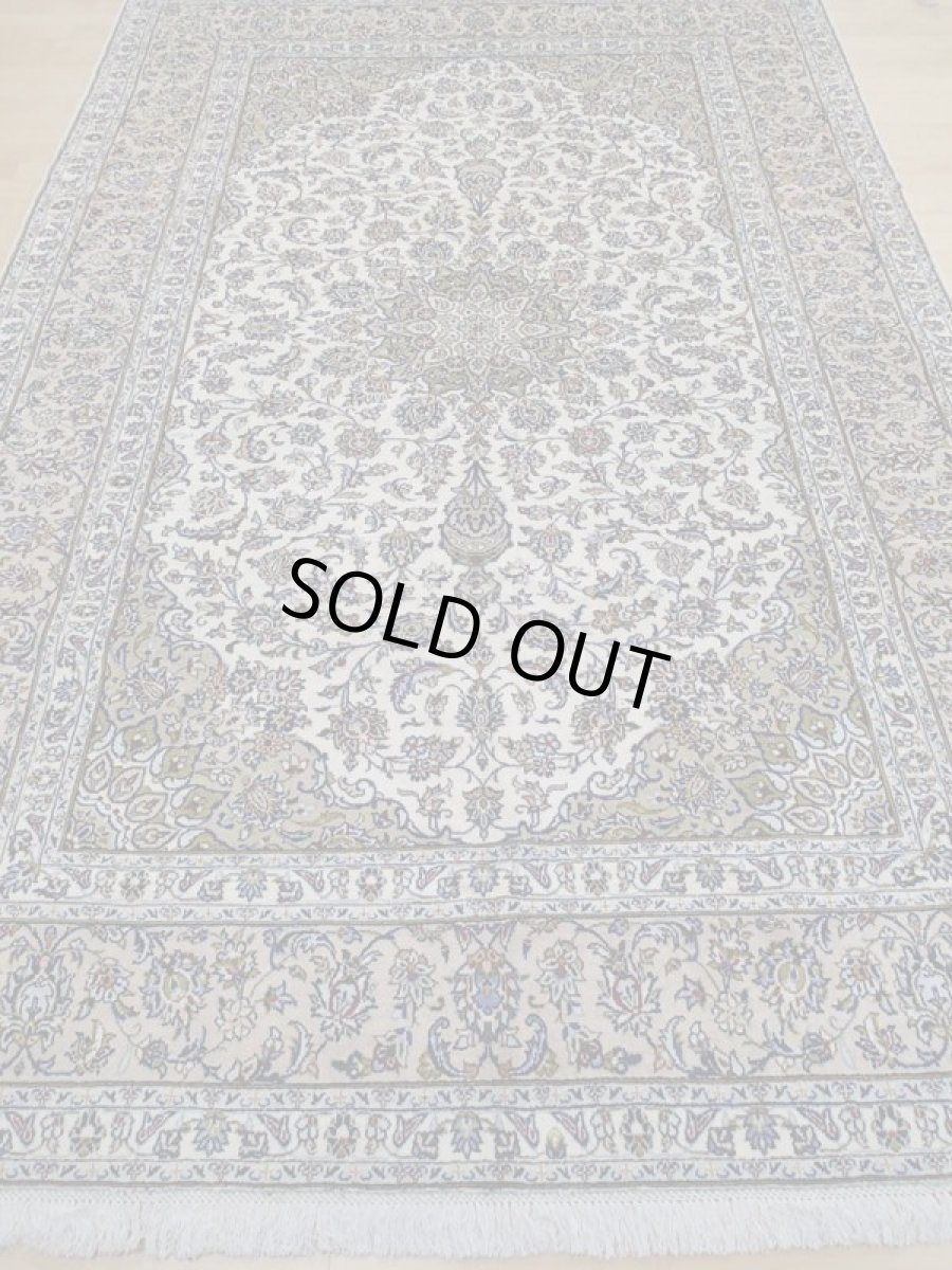 画像5: 美品 ペルシャ 絨毯 カシャーン 3m リビング ダイニング 大判 6畳 サイズ 310 x 210 cm 78 手織り トライバル ラグ 天然 ウール 敷物 マット カーペット 緑 クリーム メダリオン 草木 花 柄 ヴィンテージ ビンテージ 2〜3人掛けソファの足元に (5)