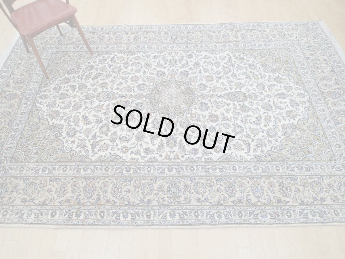 画像4: 美品 ペルシャ 絨毯 カシャーン 3m リビング ダイニング 大判 6畳 サイズ 310 x 210 cm 78 手織り トライバル ラグ 天然 ウール 敷物 マット カーペット 緑 クリーム メダリオン 草木 花 柄 ヴィンテージ ビンテージ 2〜3人掛けソファの足元に (4)