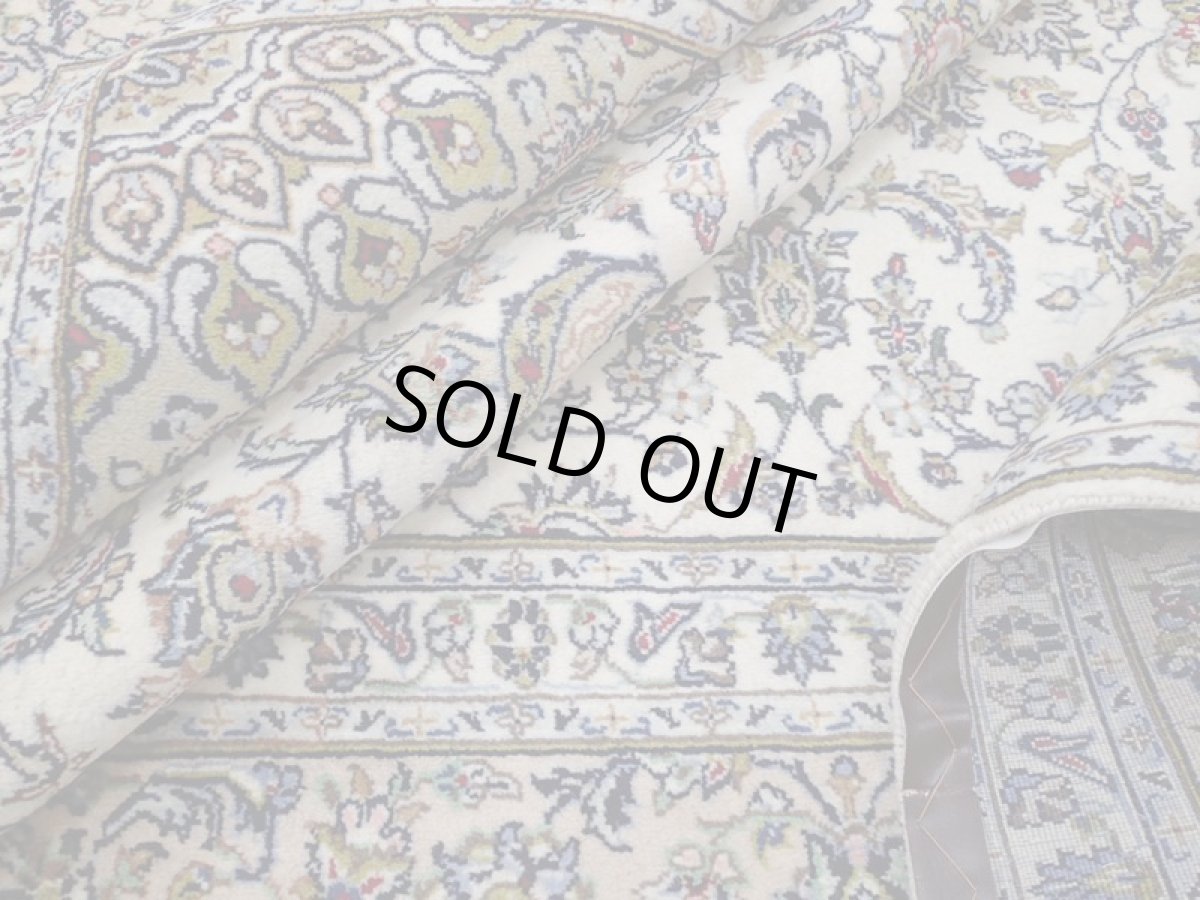 画像15: 美品 ペルシャ 絨毯 カシャーン 3m リビング ダイニング 大判 6畳 サイズ 310 x 210 cm 78 手織り トライバル ラグ 天然 ウール 敷物 マット カーペット 緑 クリーム メダリオン 草木 花 柄 ヴィンテージ ビンテージ 2〜3人掛けソファの足元に (15)