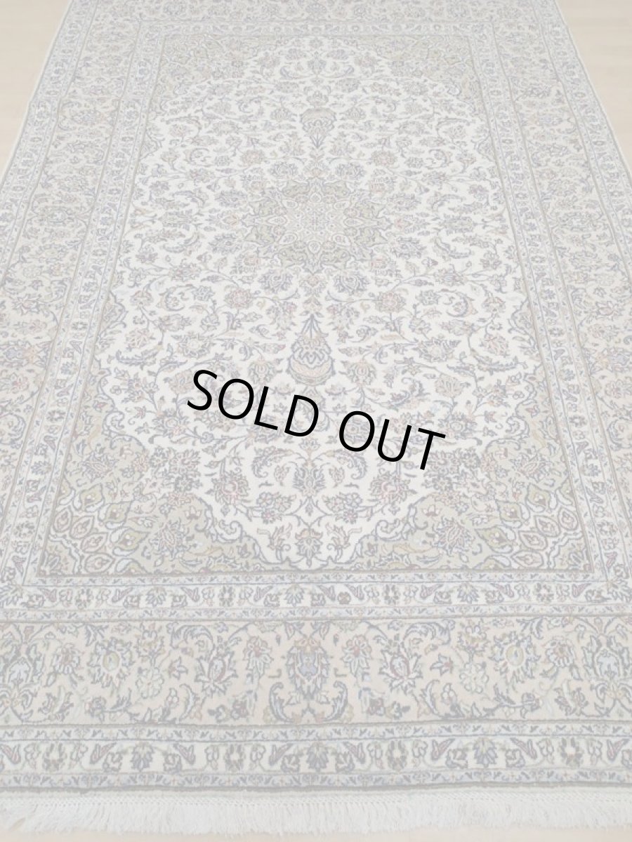 画像6: 美品 ペルシャ 絨毯 カシャーン 3m リビング ダイニング 大判 6畳 サイズ 310 x 210 cm 78 手織り トライバル ラグ 天然 ウール 敷物 マット カーペット 緑 クリーム メダリオン 草木 花 柄 ヴィンテージ ビンテージ 2〜3人掛けソファの足元に (6)