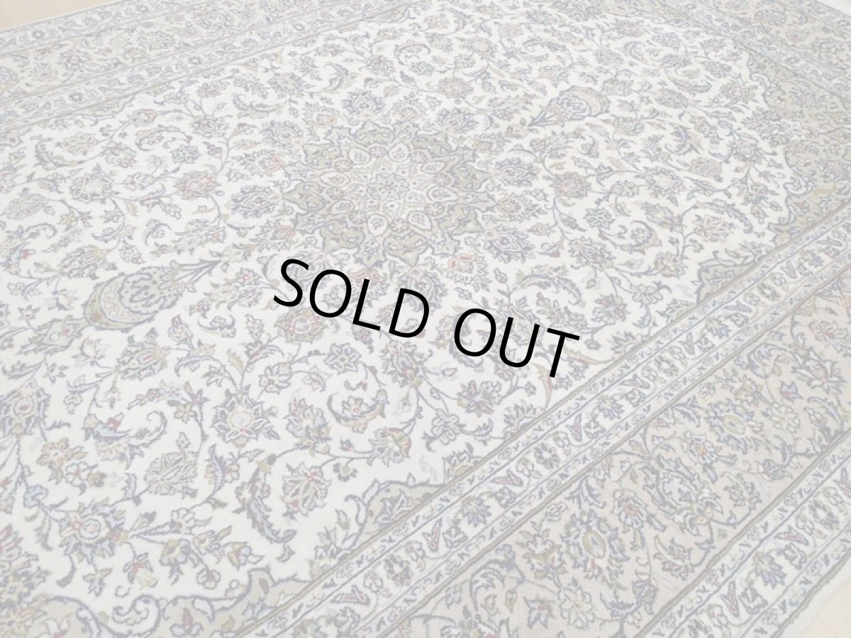 画像10: 美品 ペルシャ 絨毯 カシャーン 3m リビング ダイニング 大判 6畳 サイズ 310 x 210 cm 78 手織り トライバル ラグ 天然 ウール 敷物 マット カーペット 緑 クリーム メダリオン 草木 花 柄 ヴィンテージ ビンテージ 2〜3人掛けソファの足元に (10)