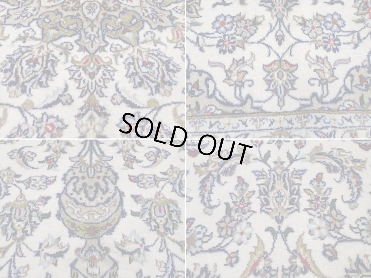 画像17: 美品 ペルシャ 絨毯 カシャーン 3m リビング ダイニング 大判 6畳 サイズ 310 x 210 cm 78 手織り トライバル ラグ 天然 ウール 敷物 マット カーペット 緑 クリーム メダリオン 草木 花 柄 ヴィンテージ ビンテージ 2〜3人掛けソファの足元に (17)