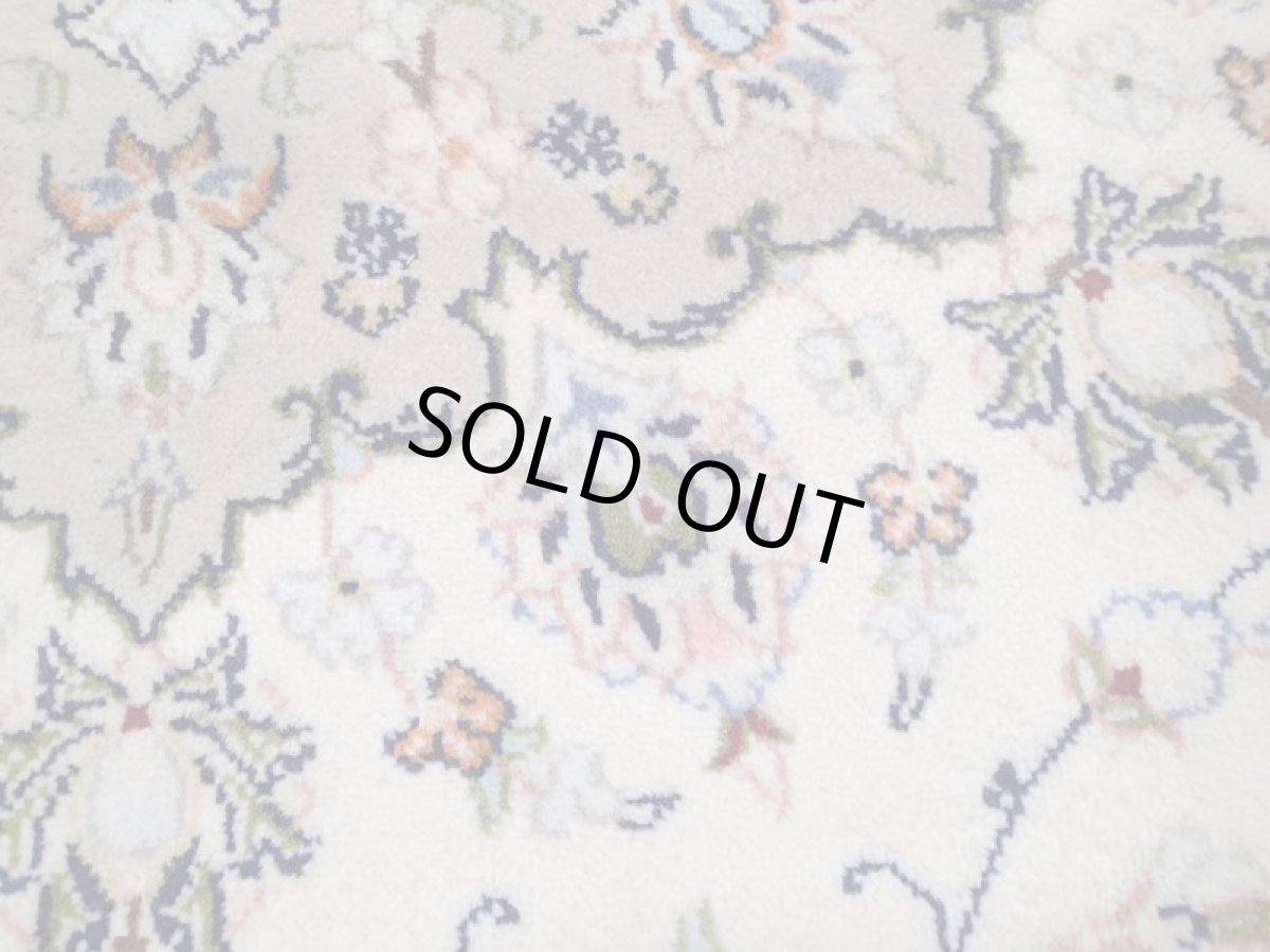 画像11: 美品 ペルシャ 絨毯 カシャーン 3.5m リビング ダイニング 大判 6畳 サイズ 344 x 248 cm 69 手織り トライバル ラグ 天然 ウール 敷物 マット カーペット ピンク グレー メダリオン 草木 花 柄 ヴィンテージ ビンテージ 2〜3人掛けソファの足元に (11)