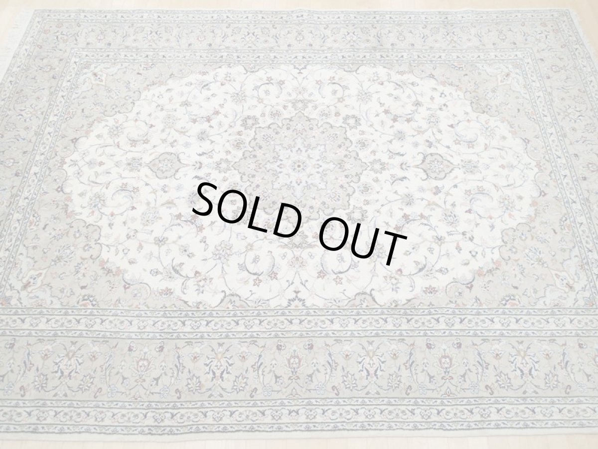 画像4: 美品 ペルシャ 絨毯 カシャーン 3.5m リビング ダイニング 大判 6畳 サイズ 344 x 248 cm 69 手織り トライバル ラグ 天然 ウール 敷物 マット カーペット ピンク グレー メダリオン 草木 花 柄 ヴィンテージ ビンテージ 2〜3人掛けソファの足元に (4)