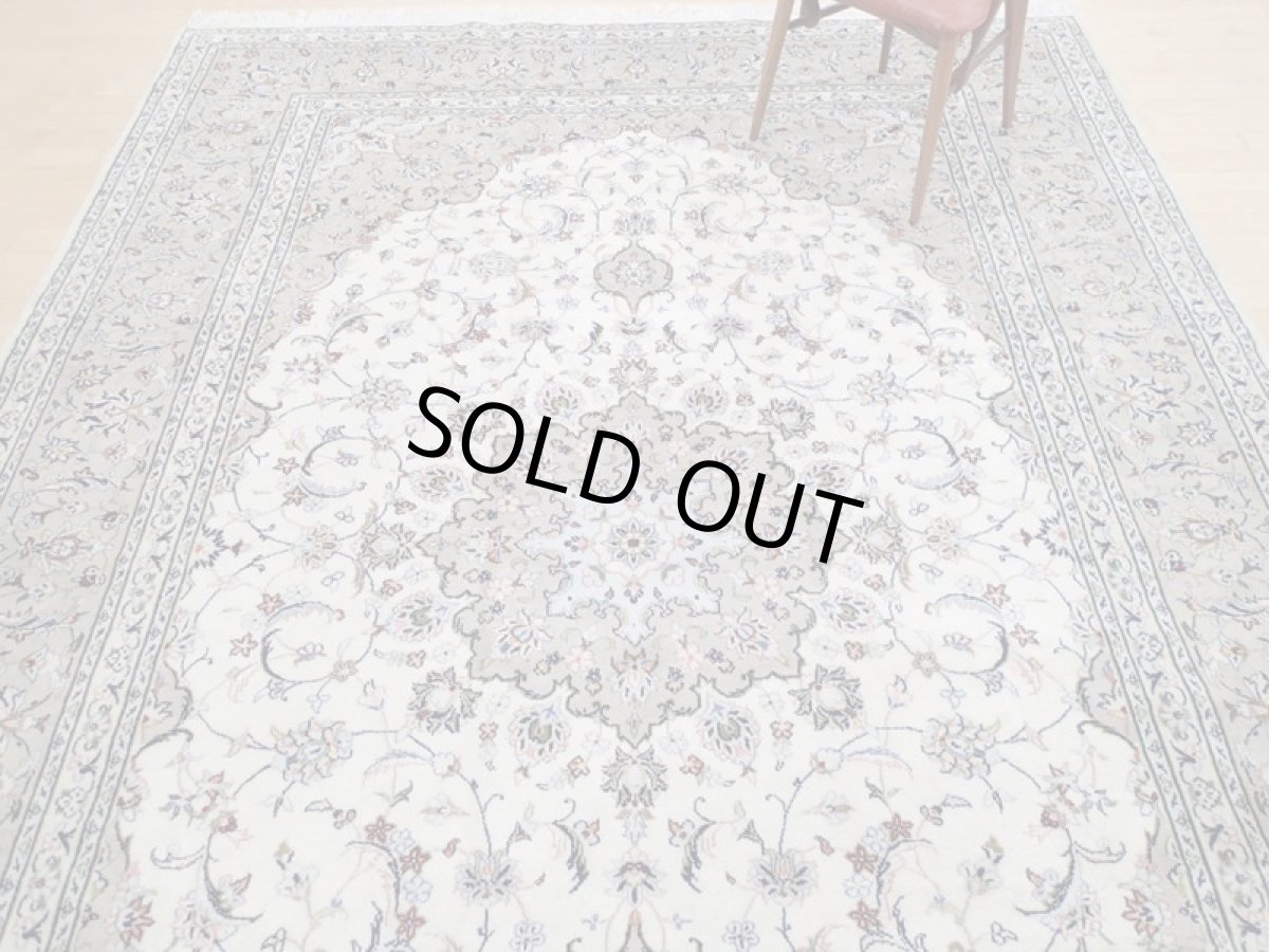 画像7: 美品 ペルシャ 絨毯 カシャーン 3.5m リビング ダイニング 大判 6畳 サイズ 344 x 248 cm 69 手織り トライバル ラグ 天然 ウール 敷物 マット カーペット ピンク グレー メダリオン 草木 花 柄 ヴィンテージ ビンテージ 2〜3人掛けソファの足元に (7)