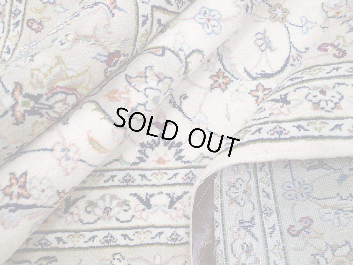 画像13: 美品 ペルシャ 絨毯 カシャーン 3.5m リビング ダイニング 大判 6畳 サイズ 344 x 248 cm 69 手織り トライバル ラグ 天然 ウール 敷物 マット カーペット ピンク グレー メダリオン 草木 花 柄 ヴィンテージ ビンテージ 2〜3人掛けソファの足元に (13)