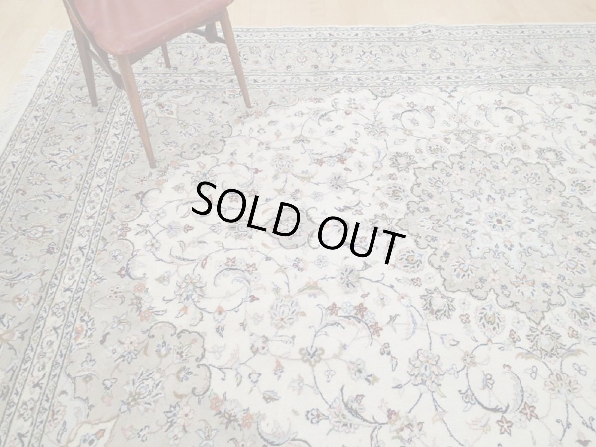 画像2: 美品 ペルシャ 絨毯 カシャーン 3.5m リビング ダイニング 大判 6畳 サイズ 344 x 248 cm 69 手織り トライバル ラグ 天然 ウール 敷物 マット カーペット ピンク グレー メダリオン 草木 花 柄 ヴィンテージ ビンテージ 2〜3人掛けソファの足元に (2)