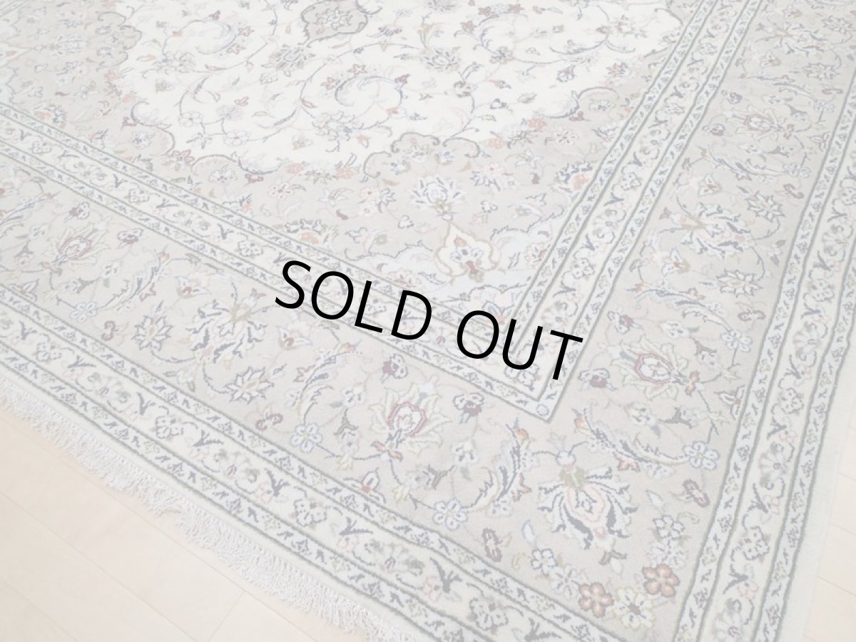 画像9: 美品 ペルシャ 絨毯 カシャーン 3.5m リビング ダイニング 大判 6畳 サイズ 344 x 248 cm 69 手織り トライバル ラグ 天然 ウール 敷物 マット カーペット ピンク グレー メダリオン 草木 花 柄 ヴィンテージ ビンテージ 2〜3人掛けソファの足元に (9)