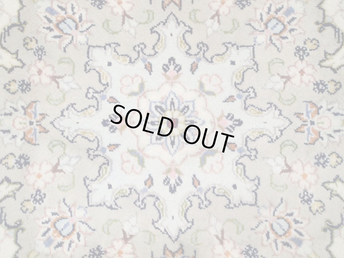 画像10: 美品 ペルシャ 絨毯 カシャーン 3.5m リビング ダイニング 大判 6畳 サイズ 344 x 248 cm 69 手織り トライバル ラグ 天然 ウール 敷物 マット カーペット ピンク グレー メダリオン 草木 花 柄 ヴィンテージ ビンテージ 2〜3人掛けソファの足元に (10)