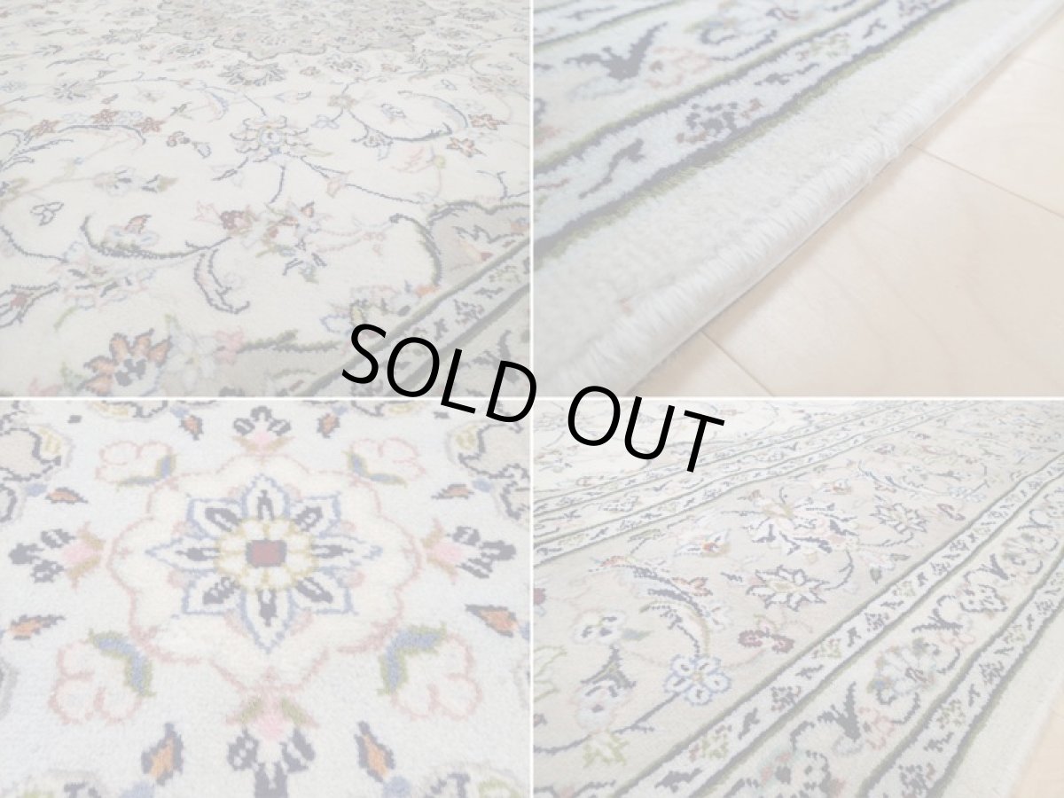 画像18: 美品 ペルシャ 絨毯 カシャーン 3.5m リビング ダイニング 大判 6畳 サイズ 344 x 248 cm 69 手織り トライバル ラグ 天然 ウール 敷物 マット カーペット ピンク グレー メダリオン 草木 花 柄 ヴィンテージ ビンテージ 2〜3人掛けソファの足元に (18)