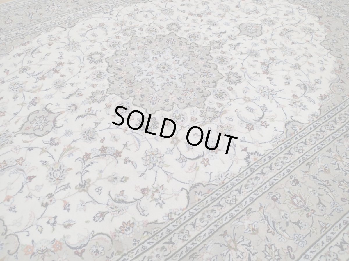 画像8: 美品 ペルシャ 絨毯 カシャーン 3.5m リビング ダイニング 大判 6畳 サイズ 344 x 248 cm 69 手織り トライバル ラグ 天然 ウール 敷物 マット カーペット ピンク グレー メダリオン 草木 花 柄 ヴィンテージ ビンテージ 2〜3人掛けソファの足元に (8)