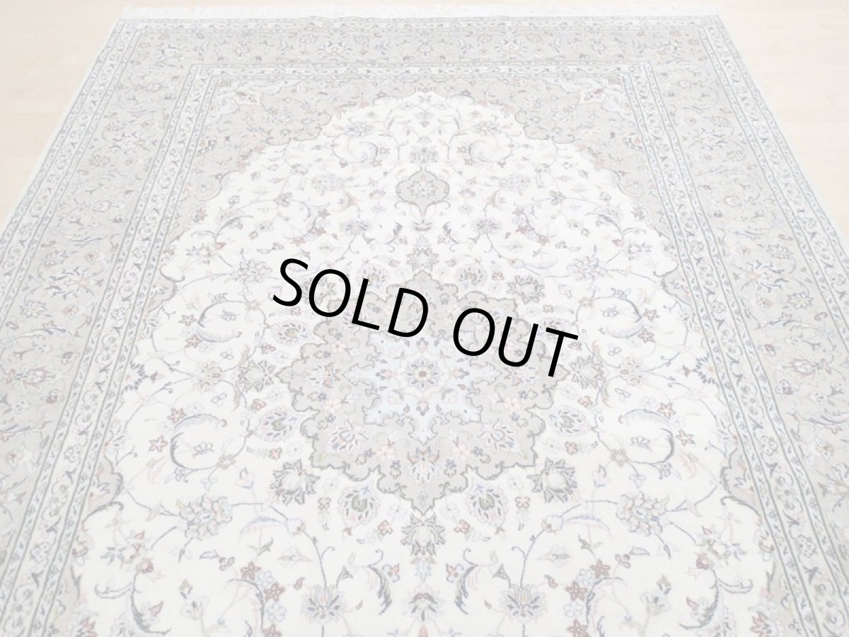 画像6: 美品 ペルシャ 絨毯 カシャーン 3.5m リビング ダイニング 大判 6畳 サイズ 344 x 248 cm 69 手織り トライバル ラグ 天然 ウール 敷物 マット カーペット ピンク グレー メダリオン 草木 花 柄 ヴィンテージ ビンテージ 2〜3人掛けソファの足元に (6)