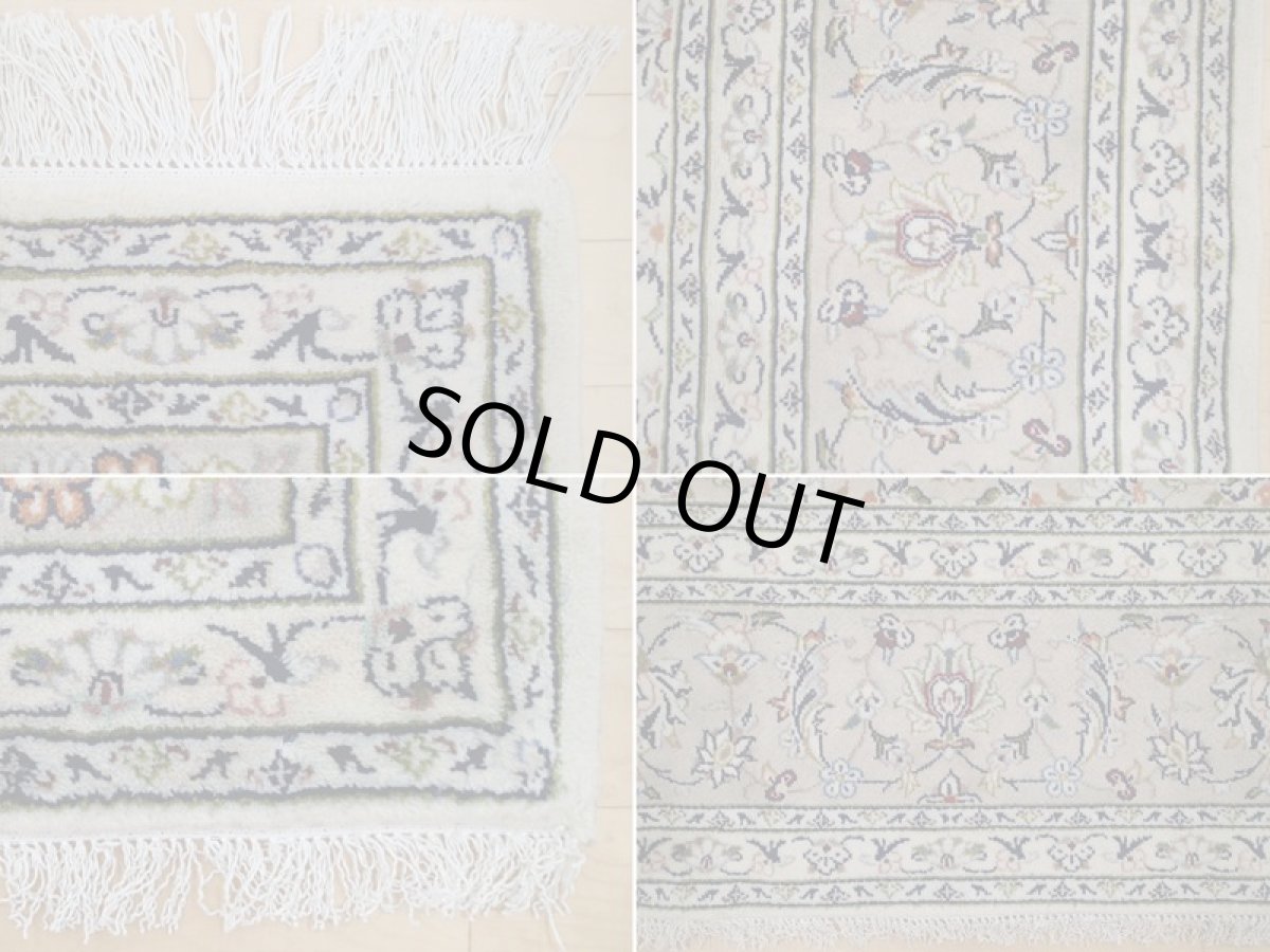 画像19: 美品 ペルシャ 絨毯 カシャーン 3.5m リビング ダイニング 大判 6畳 サイズ 344 x 248 cm 69 手織り トライバル ラグ 天然 ウール 敷物 マット カーペット ピンク グレー メダリオン 草木 花 柄 ヴィンテージ ビンテージ 2〜3人掛けソファの足元に (19)