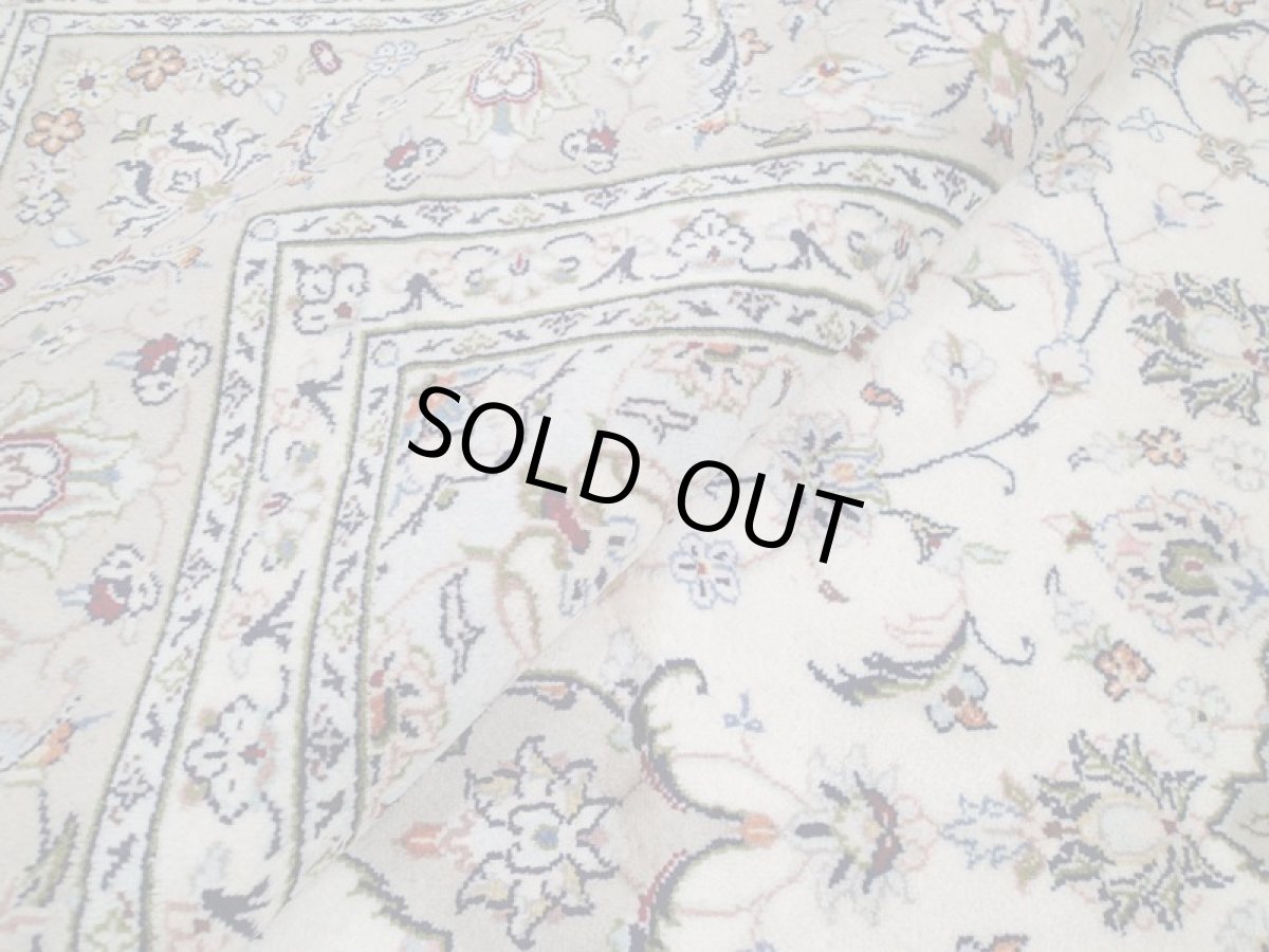 画像12: 美品 ペルシャ 絨毯 カシャーン 3.5m リビング ダイニング 大判 6畳 サイズ 344 x 248 cm 69 手織り トライバル ラグ 天然 ウール 敷物 マット カーペット ピンク グレー メダリオン 草木 花 柄 ヴィンテージ ビンテージ 2〜3人掛けソファの足元に (12)