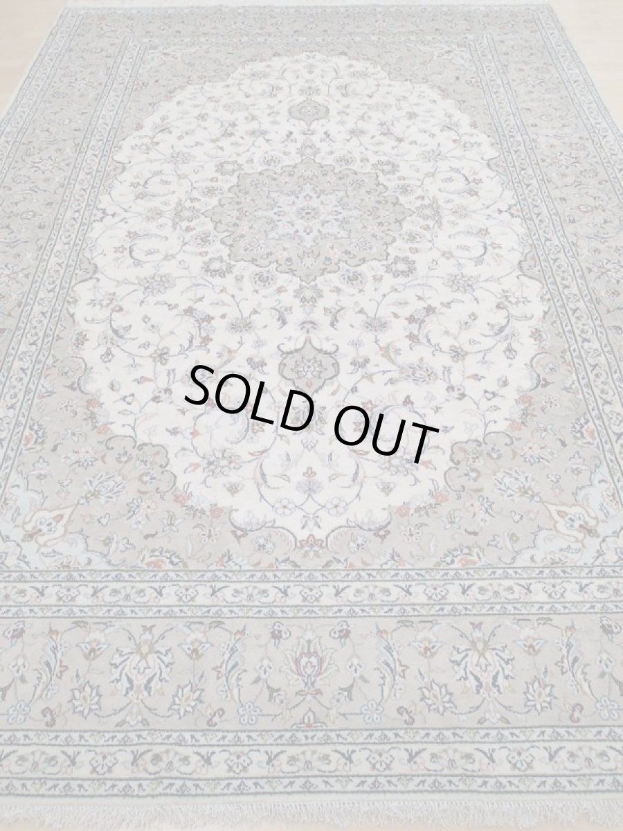 画像5: 美品 ペルシャ 絨毯 カシャーン 3.5m リビング ダイニング 大判 6畳 サイズ 344 x 248 cm 69 手織り トライバル ラグ 天然 ウール 敷物 マット カーペット ピンク グレー メダリオン 草木 花 柄 ヴィンテージ ビンテージ 2〜3人掛けソファの足元に (5)