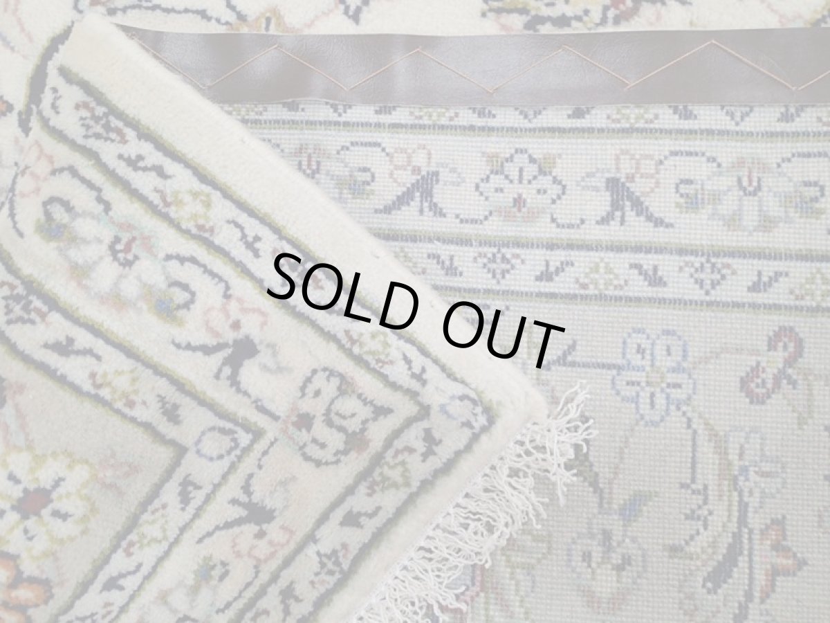 画像14: 美品 ペルシャ 絨毯 カシャーン 3.5m リビング ダイニング 大判 6畳 サイズ 344 x 248 cm 69 手織り トライバル ラグ 天然 ウール 敷物 マット カーペット ピンク グレー メダリオン 草木 花 柄 ヴィンテージ ビンテージ 2〜3人掛けソファの足元に (14)