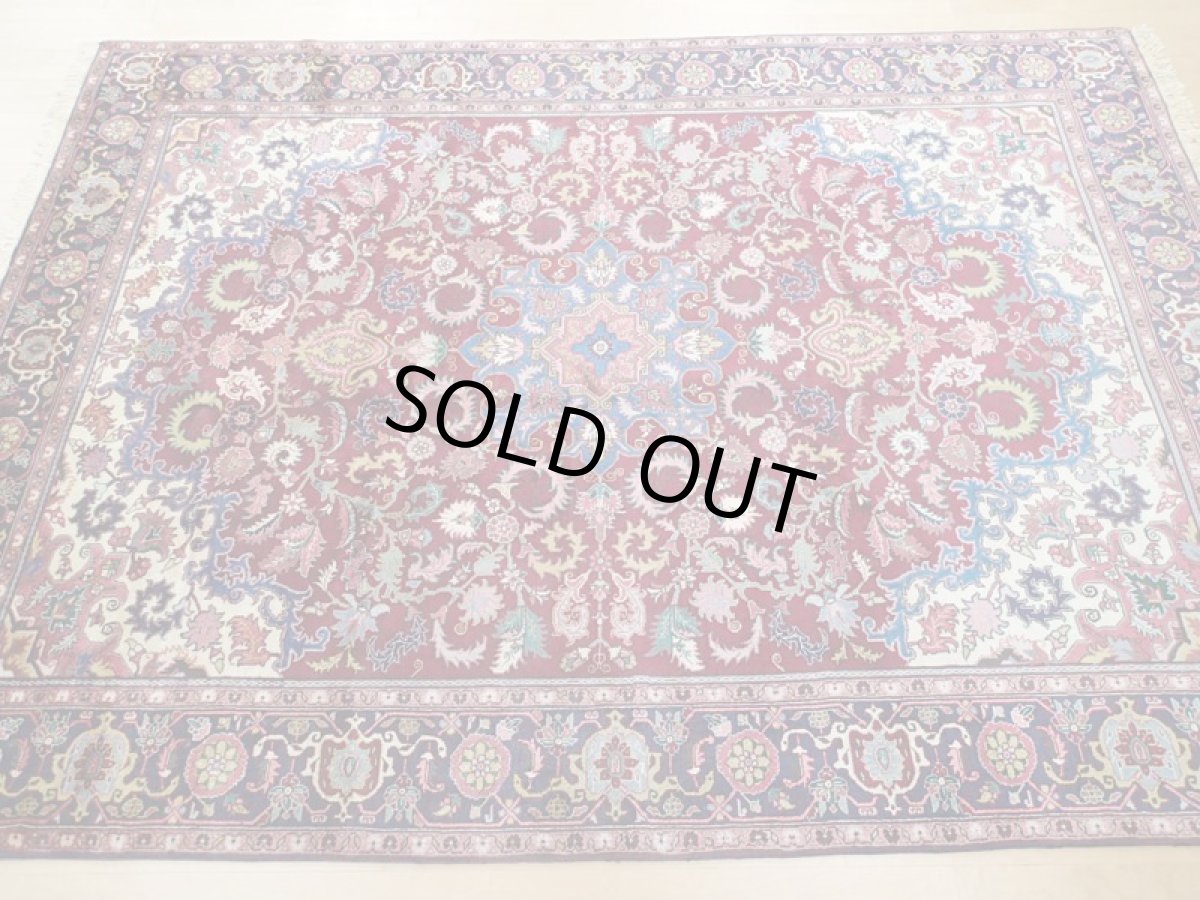 画像3: 美品 ペルシャ 絨毯 ヘリス 3.5m リビング ダイニング 大判 6畳 サイズ  350 x 250 cm 71 手織り トライバル ラグ 天然 ウール 敷物 マット カーペット エンジ ワインレッド メダリオン 草木 花 柄 ヴィンテージ ビンテージ OLD 2〜3人掛けソファの足元に (3)