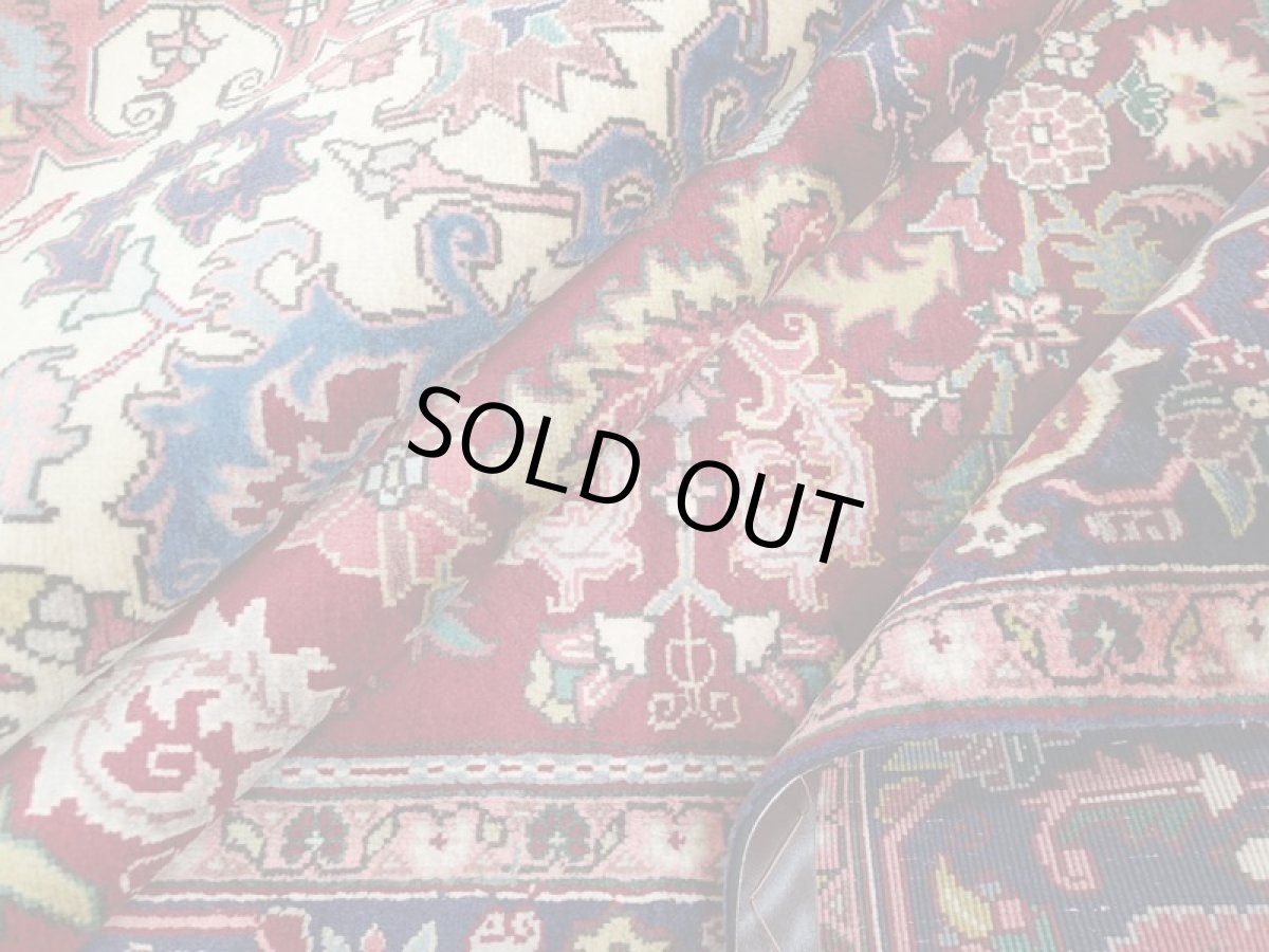 画像15: 美品 ペルシャ 絨毯 ヘリス 3.5m リビング ダイニング 大判 6畳 サイズ  350 x 250 cm 71 手織り トライバル ラグ 天然 ウール 敷物 マット カーペット エンジ ワインレッド メダリオン 草木 花 柄 ヴィンテージ ビンテージ OLD 2〜3人掛けソファの足元に (15)