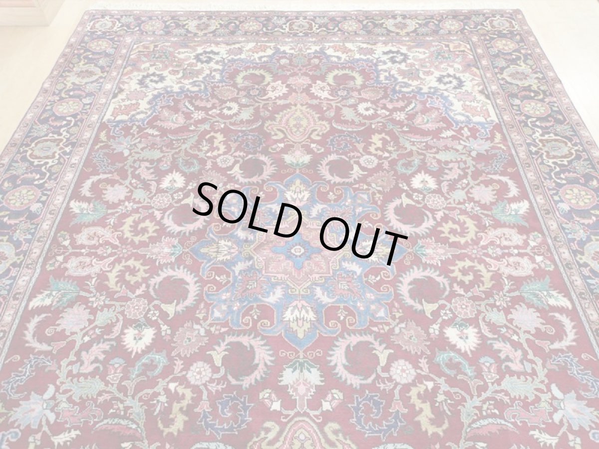 画像8: 美品 ペルシャ 絨毯 ヘリス 3.5m リビング ダイニング 大判 6畳 サイズ  350 x 250 cm 71 手織り トライバル ラグ 天然 ウール 敷物 マット カーペット エンジ ワインレッド メダリオン 草木 花 柄 ヴィンテージ ビンテージ OLD 2〜3人掛けソファの足元に (8)