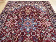 画像8: 美品 ペルシャ 絨毯 ヘリス 3.5m リビング ダイニング 大判 6畳 サイズ  350 x 250 cm 71 手織り トライバル ラグ 天然 ウール 敷物 マット カーペット エンジ ワインレッド メダリオン 草木 花 柄 ヴィンテージ ビンテージ OLD 2〜3人掛けソファの足元に (8)