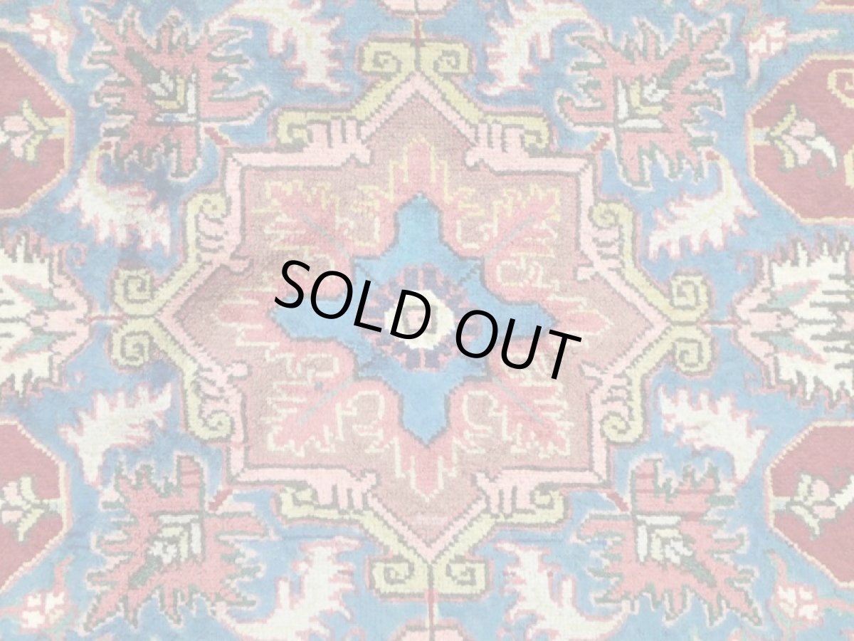 画像10: 美品 ペルシャ 絨毯 ヘリス 3.5m リビング ダイニング 大判 6畳 サイズ  350 x 250 cm 71 手織り トライバル ラグ 天然 ウール 敷物 マット カーペット エンジ ワインレッド メダリオン 草木 花 柄 ヴィンテージ ビンテージ OLD 2〜3人掛けソファの足元に (10)